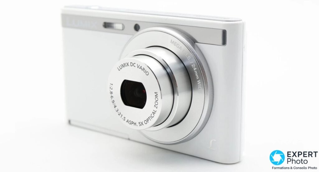
Panasonic Lumix DMC-XS1 blanc vu de trois quarts avant droit, bague Lumix DC Vario 5x Optical Zoom, inscription 24mm Wide lisible