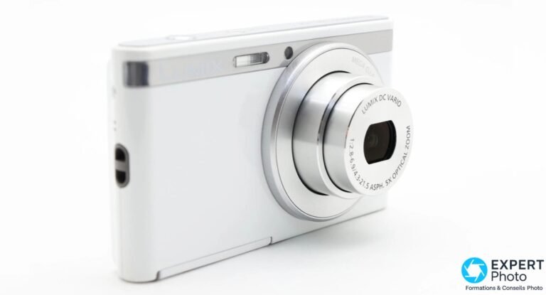 Panasonic Lumix DMC-XS1 blanc vu de trois quarts avant gauche, objectif Lumix DC Vario 5x Optical Zoom rétracté, fond blanc