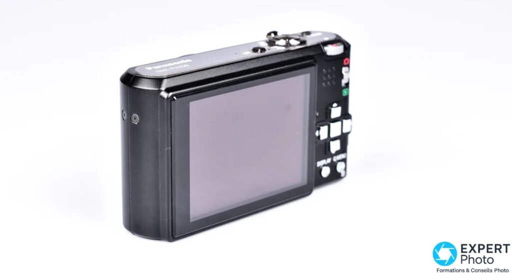 Panasonic Lumix DMC-FX150 noir, face arrière, écran LCD éteint, pavé de navigation blanc, boutons rouge et vert, fond blanc