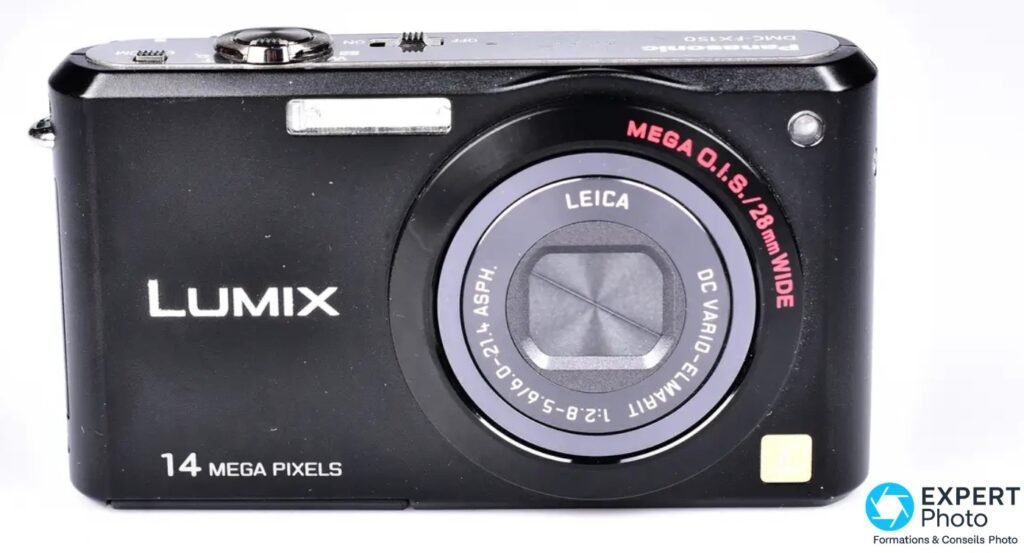 Panasonic Lumix DMC-FX150 noir, face avant frontale, objectif Leica DC Vario-Elmarit, 14 MEGA PIXELS, fond blanc uni
