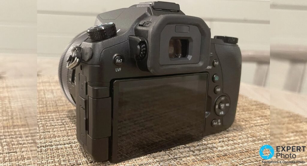 Panasonic Lumix FZ2500 de dos : écran LCD orientable déployé, viseur électronique, boutons Fn et MENU