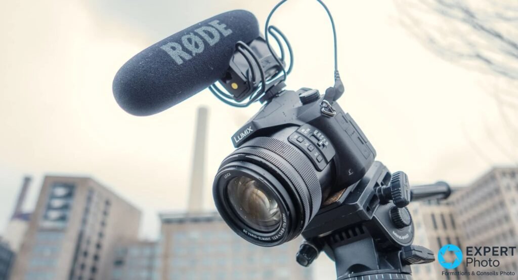 Panasonic Lumix FZ2500 sur trépied avec micro RØDE, objectif Leica DC Vario-Elmarit, extérieur urbain