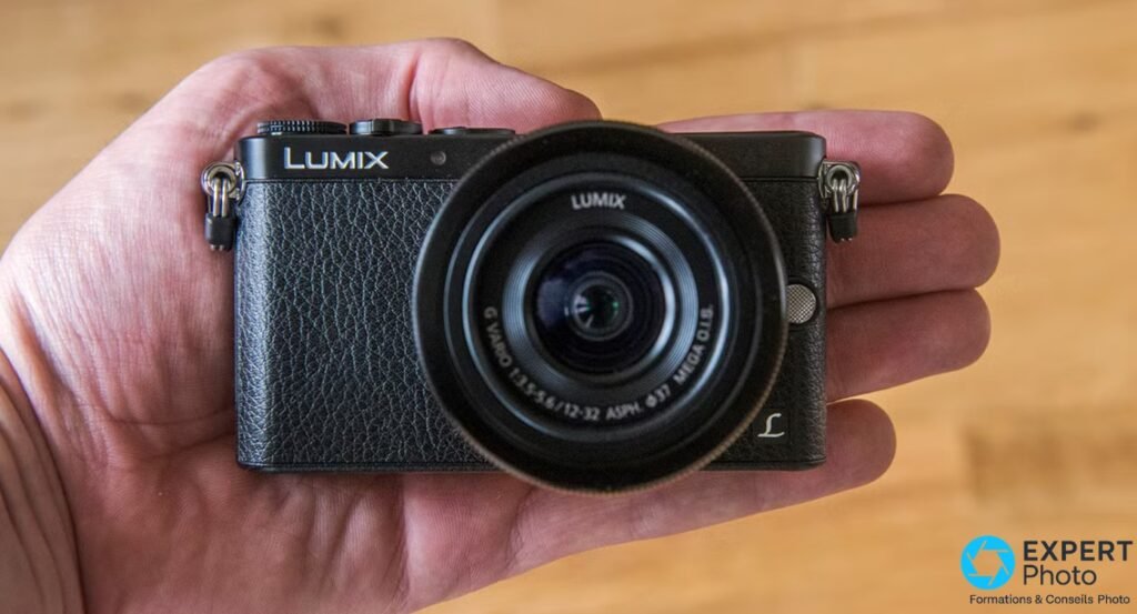 Panasonic Lumix GM1 noir avec objectif 12-32 mm tenu dans une paume ouverte, illustrant le gabarit compact du boîtier 