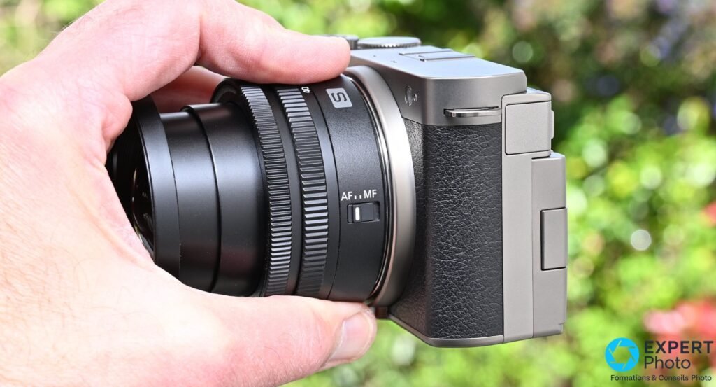 Lumix S 18-40mm sur boîtier Lumix S, profil droit, commutateur AF/MF lisible sur l'objectif, écran articulé fermé visible