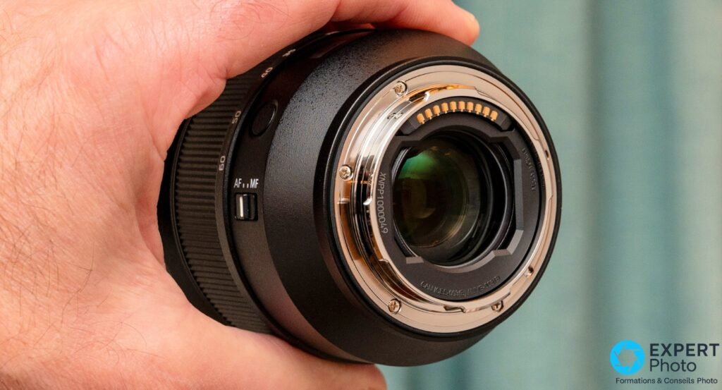  Monture arrière L-Mount de l'objectif Panasonic Lumix S 24-60mm f/2.8, contacts électriques dorés visibles