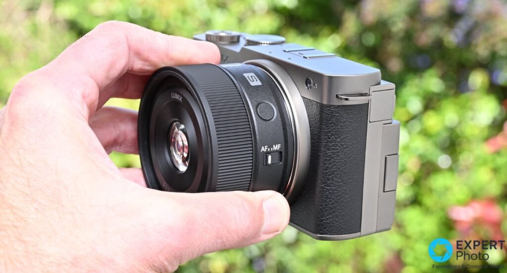Panasonic Lumix S 40mm f/2 monté sur boîtier Lumix S gris, angle 3/4 avant, marquage LUMIX visible, commutateur AF·MF
