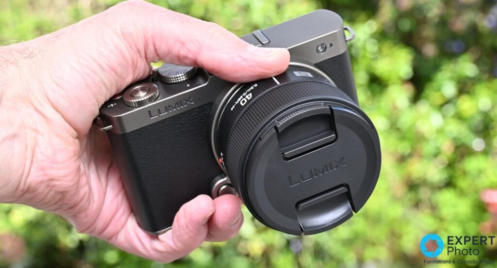 Panasonic Lumix S 40mm f/2 monté sur boîtier Lumix S noir avec bouchon avant LUMIX posé, marquage 40 sur la bague de MAP