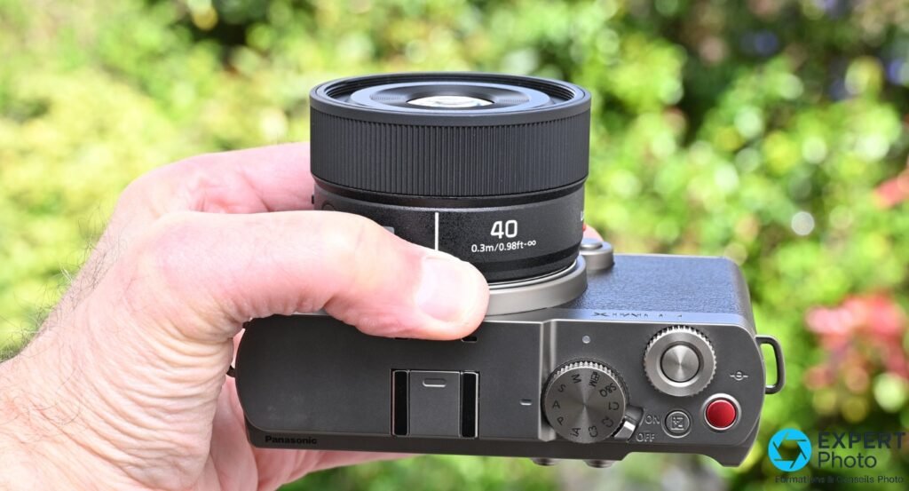 Panasonic Lumix S 40mm f/2 monté sur boîtier Lumix S noir, vue plongée dessus, bague de MAP avec mention 40 et 0.3m visible