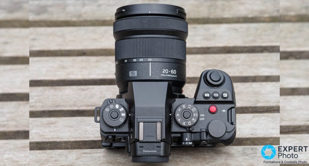  Panasonic Lumix S1R II vu de dessus avec objectif Lumix S 20-60 mm, commandes WB ISO visibles, marquage Panasonic 