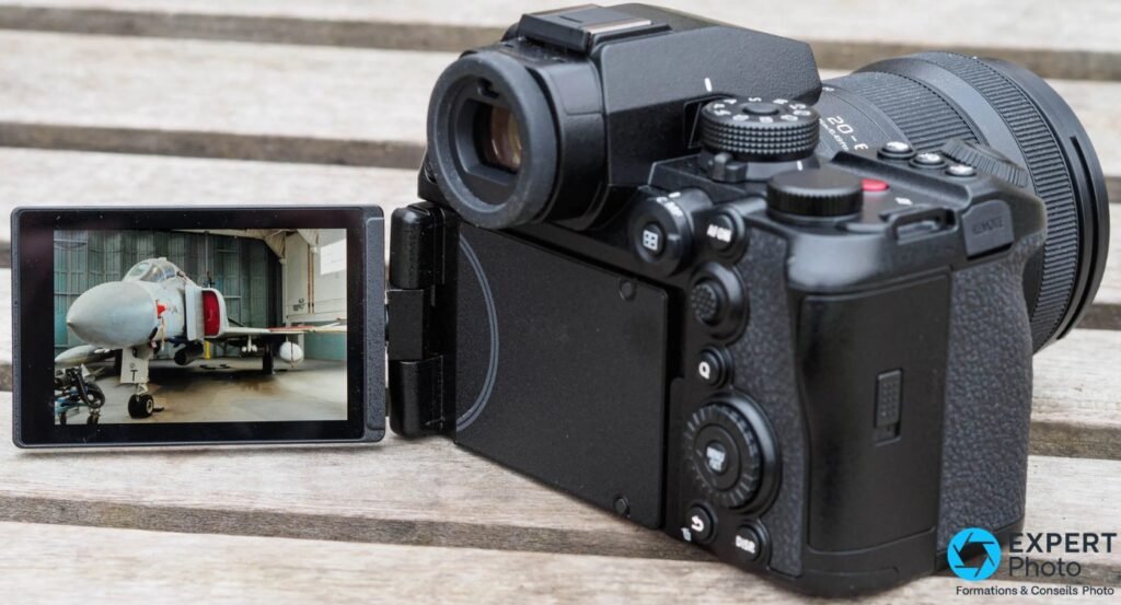 Panasonic Lumix S1R II côté gauche, écran articulé déployé affichant une photo, viseur et commandes arrière visibles