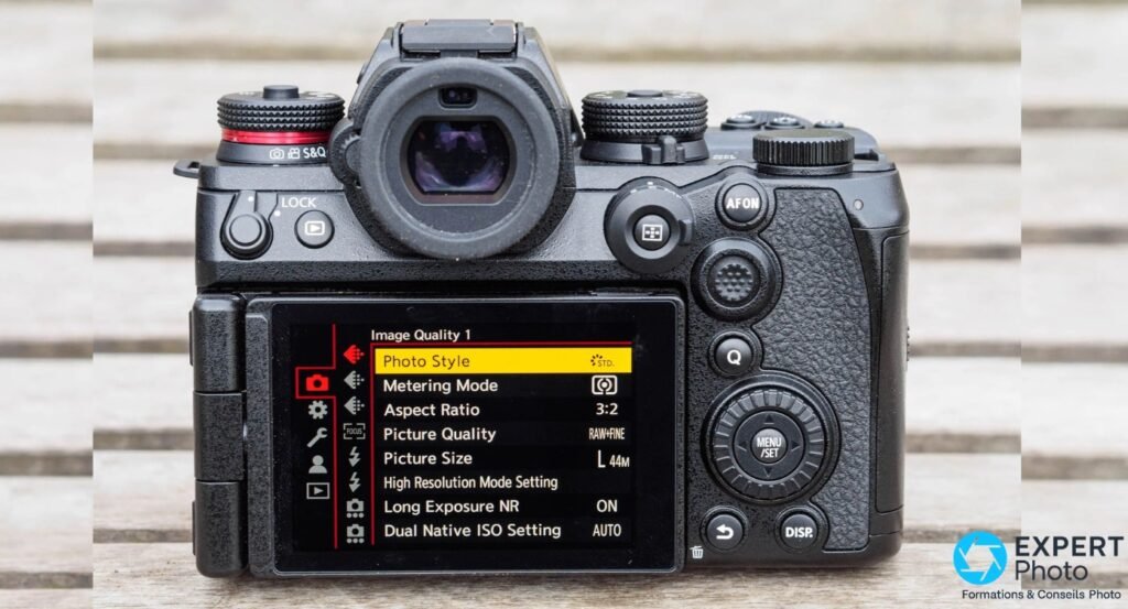 Panasonic Lumix S1R II face arrière, écran affichant le menu Image Quality 1, viseur et commandes arrière visibles 
