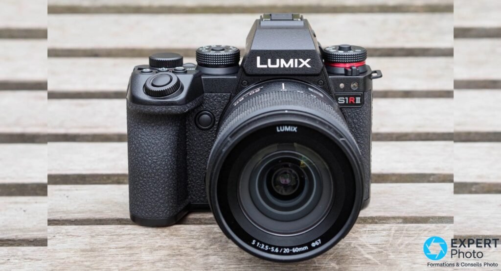  Panasonic Lumix S1R II face avant avec objectif Lumix S 20-60 mm f/3.5-5.6, marquage S1R II lisible, vue frontale 