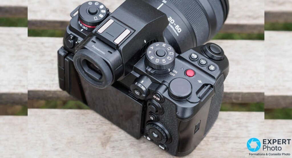 Panasonic Lumix S1R II vue plongée dessus-arrière, objectif Lumix S 20-60 mm, molette modes et bouton REC rouge visibles 
