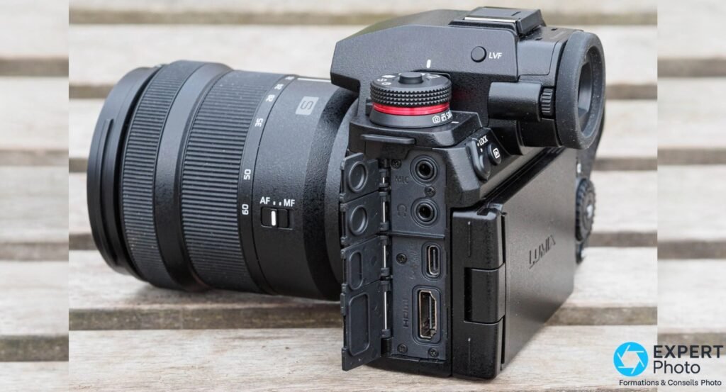  Panasonic Lumix S1R II profil gauche, trappe connectiques ouverte : prises MIC, casque, USB-C et HDMI visibles