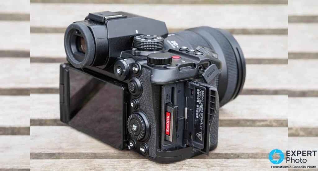 Panasonic Lumix S1R II, trappe carte mémoire ouverte, carte SanDisk insérée, objectif Lumix S 20-60 mm monté