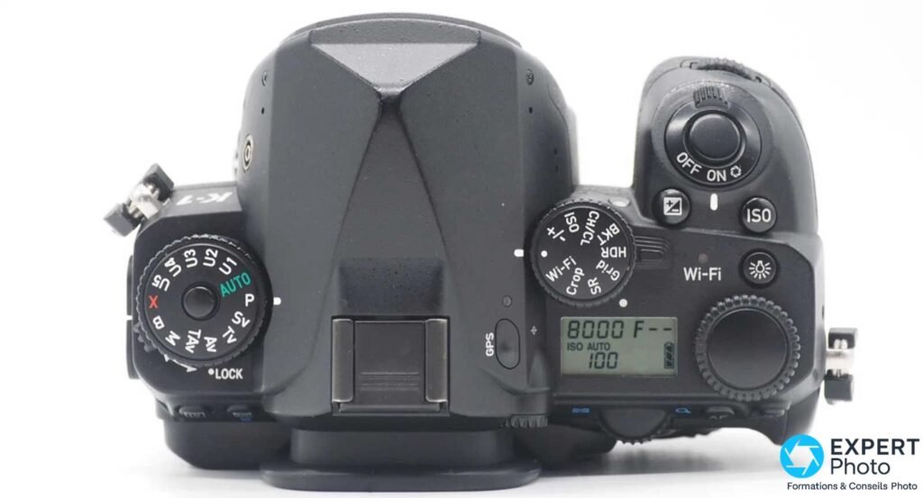 Pentax K-1 vu de dessus, molettes modes P Av Tv M Wi-Fi GPS SR, écran LCD supérieur affichant 8000 ISO 100