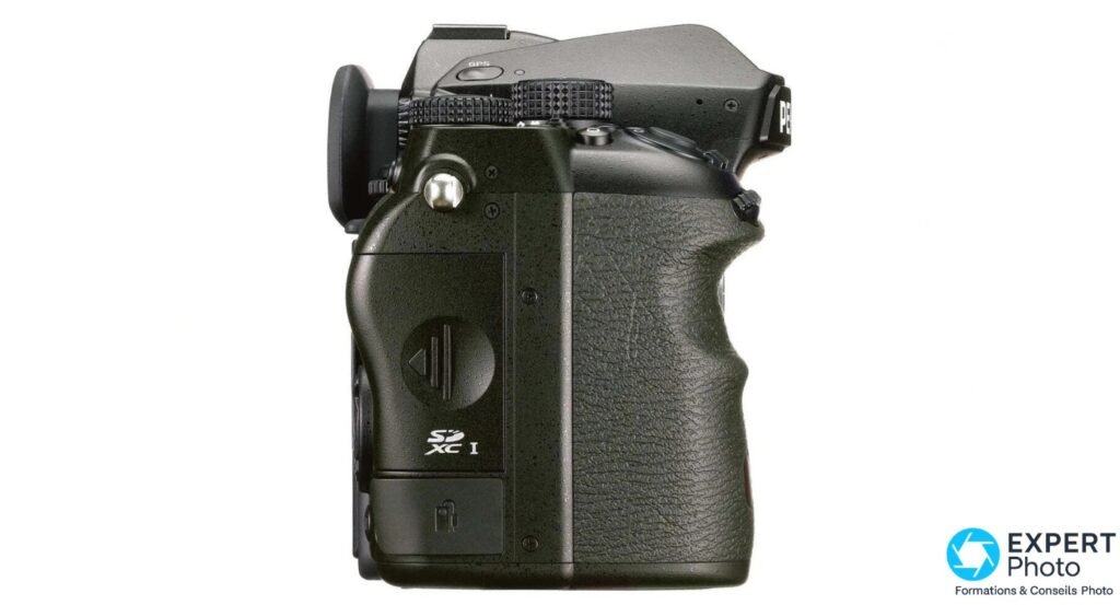 Pentax K-1 Mark II profil droit, trappe carte mémoire fermée, logo SD XC I gravé sur le boîtier noir