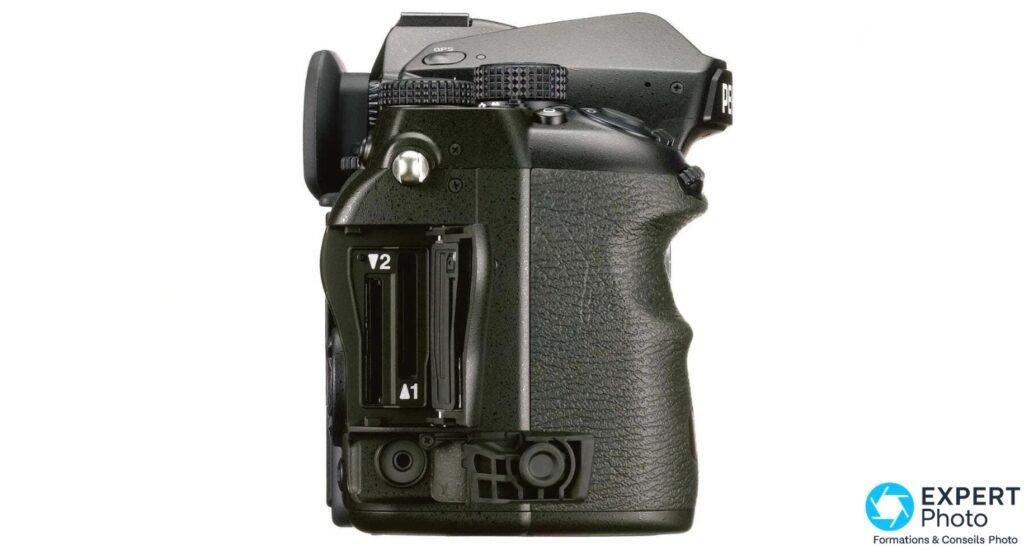  Pentax K-1 Mark II profil droit, trappe carte SD ouverte, deux emplacements vides marqués A1 et V2