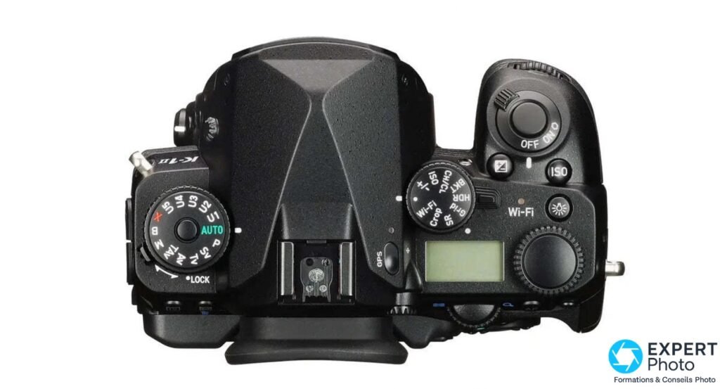 Pentax K-1 Mark II dessus, molette de modes inscrite K-1 II, positions AUTO, M, B, Sv, Tv, Av, GPS et Wi-Fi visibles