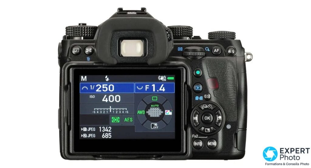 Pentax K-1 Mark II vu de dos, écran arrière allumé avec réglages M, 1/250, F1.4, ISO 400, mode AFS