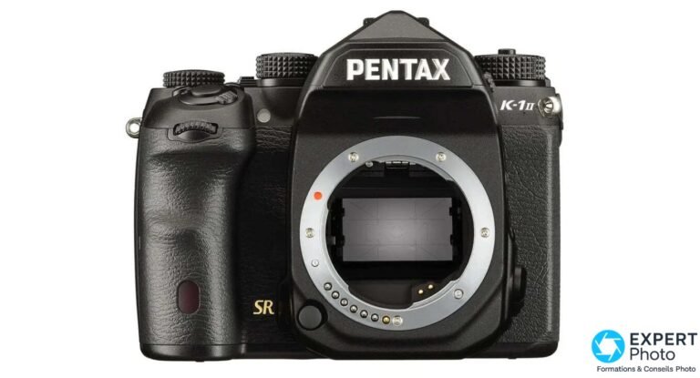 Pentax K-1 Mark II de face, corps nu, monture K ouverte, marquage SR visible sur la poignée