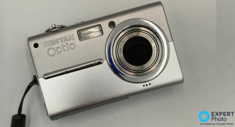 Compact numérique argenté Pentax Optio T10 vu de face, objectif rétracté, inscription DIGITAL CAMERA T10 visible
