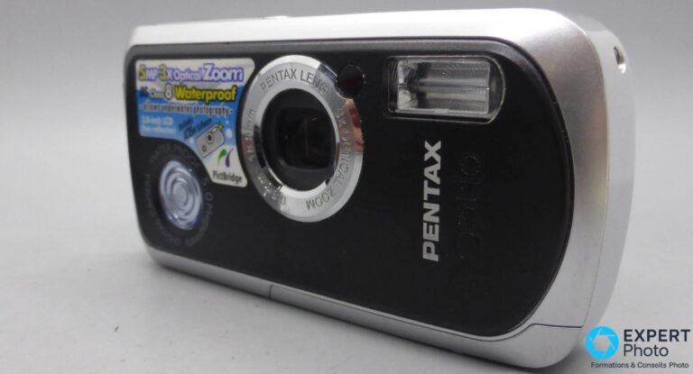 Pentax Optio WP : ce qu’est vraiment ce compact étanche de 2005 Pentax Optio WP noir et argent, face avant 3/4, objectif zoom 3x, flash intégré, sticker Waterproof 5MP visible