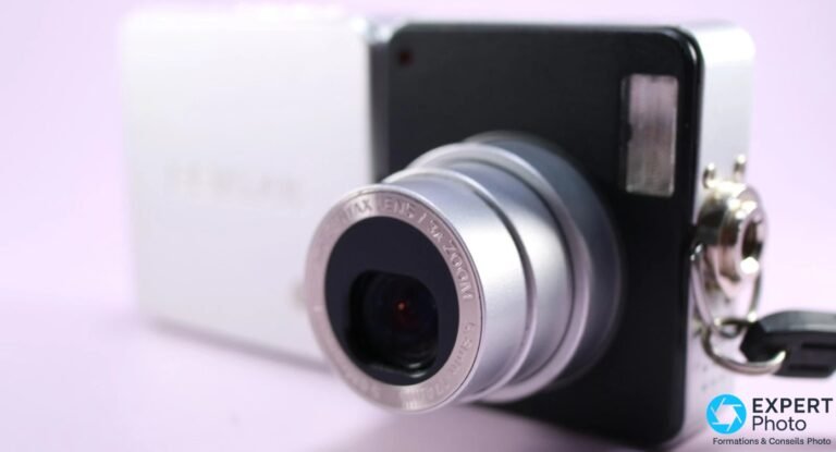 Pentax Optio X : un compact CCD de 2004 devenu objet de collection Gros plan 3/4 avant sur l'objectif zoom 3× argenté du Pentax Optio X, lentille frontale avec reflet rouge antireflet visible