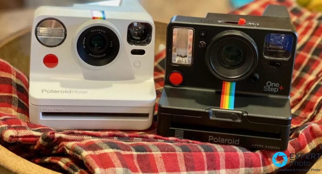 Polaroid Now Gen 1 blanc à gauche et Polaroid One Step+ noir à droite, face avant, côte à côte sur fond tissu carreaux rouges