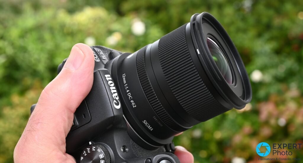 Sigma 12mm f/1.4 DC Contemporary sur Canon EOS R10, profil droit, gravage 12mm 1:1.4 DC ⌀62 et SIGMA lisibles, sans pare-soleil 