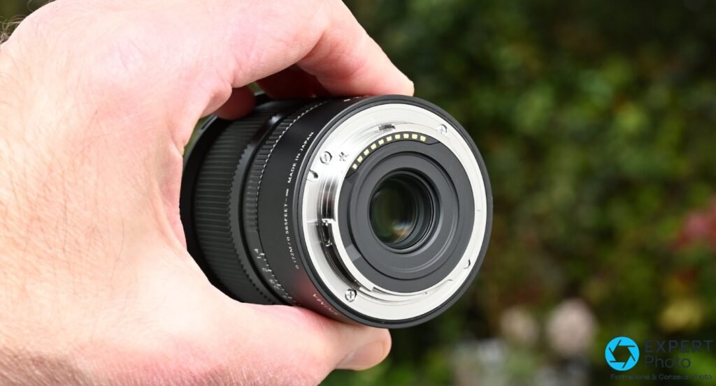 Sigma 12mm f/1.4 DC Contemporary, vue arrière de la monture : bague argentée, contacts dorés, lentille arrière exposée, inscription Made in Japan