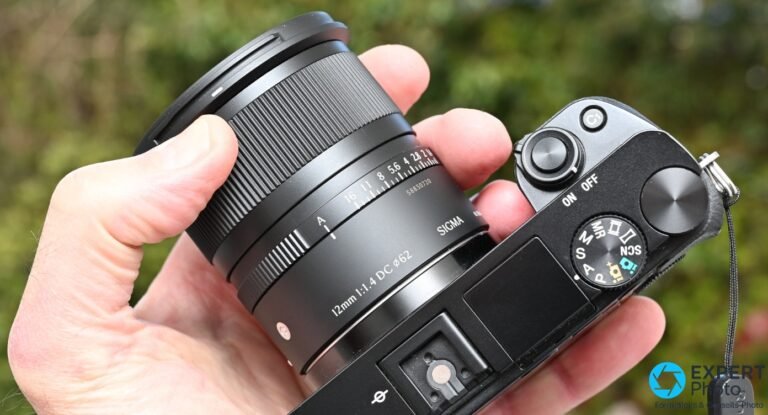 Sigma 12mm f/1.4 DC Contemporary vu de profil gauche, gravage 12mm 1:1.4 DC ⌀62 lisible, monté sur boîtier compact
