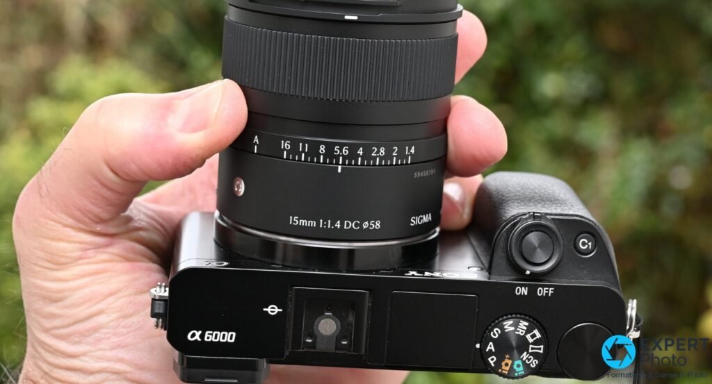 Gros plan bague de diaphragme Sigma 15mm f/1.4 DC Contemporary : graduations A, 16, 11, 8, 5.6, 4, 2.8, 2, 1.4 lisibles sur Sony α 6000