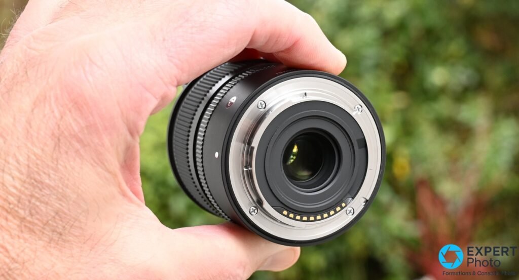 Sigma 15mm f/1.4 DC Contemporary — vue arrière sur la monture : contacts électroniques dorés, lentille arrière et vis de fixation visibles