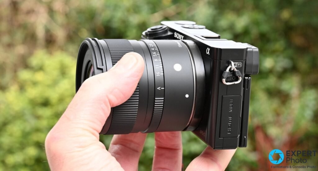 Sigma 15mm f/1.4 DC Contemporary monté sur Sony, profil gauche : bague de diaphragme graduée et inscription 15mm lisibles
