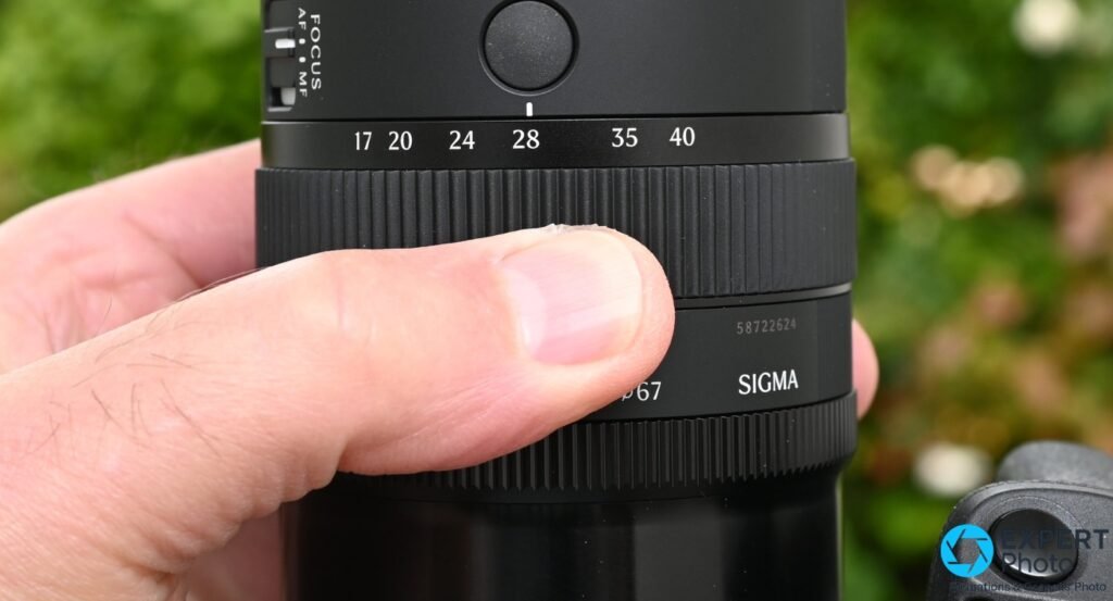 Gros plan bague zoom Sigma 17-40mm f/1.8 DC Art : échelle 17 20 24 28 35 40 mm, sélecteur FOCUS AF/MF et bouton Lock visibles