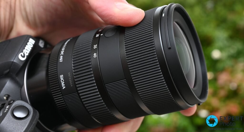 Sigma 17-40mm f/1.8 DC Art vue 3/4 avant sur Canon, lentille frontale visible, bagues de zoom et boîtier Canon identifiables