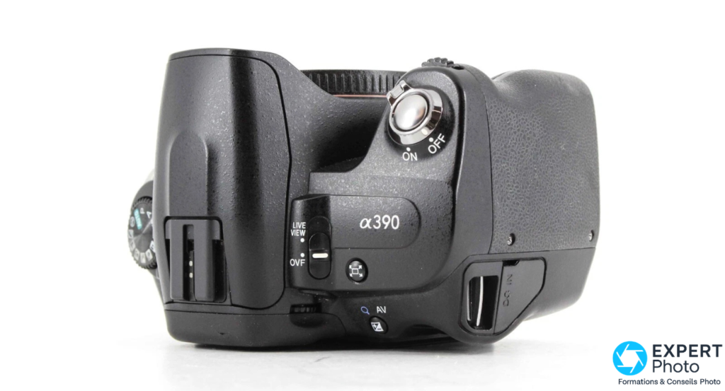 Sony Alpha A390 côté gauche : inscription α390, interrupteur LIVE VIEW OVF, bouton ON OFF, connecteur DC IN, molette de mode