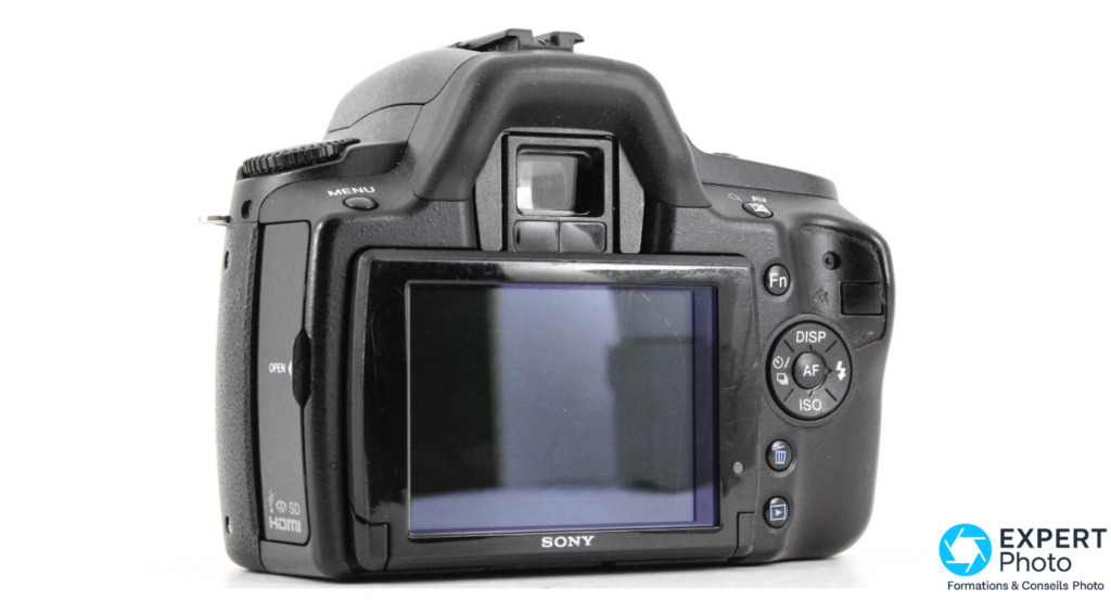 Sony Alpha A390 vue arrière : écran LCD replié, touches DISP AF ISO Fn, viseur optique rectangulaire, molette 4 directions 