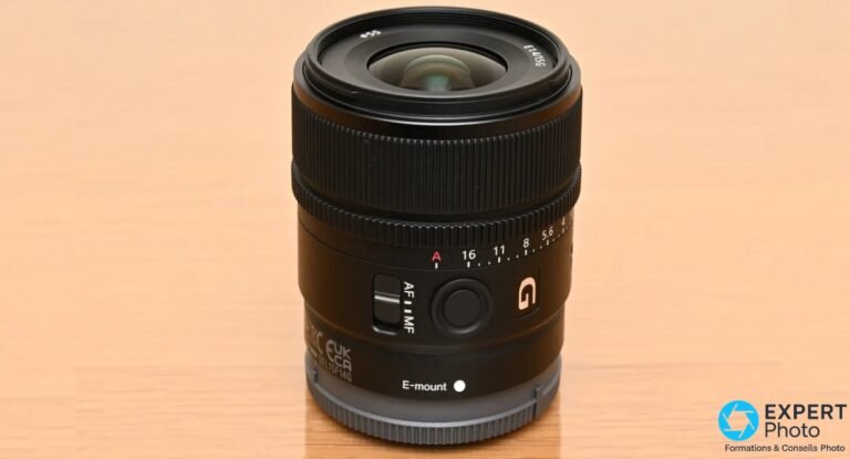 Test Sony E 15mm f/1.4 G : vlog et paysage APS-C, polyvalence en retrait Objectif Sony E 15mm f/1.4 G, angle 3/4, bague diaphragme avec graduation A-16-11-8, commutateur AF/MF, logo G Sony