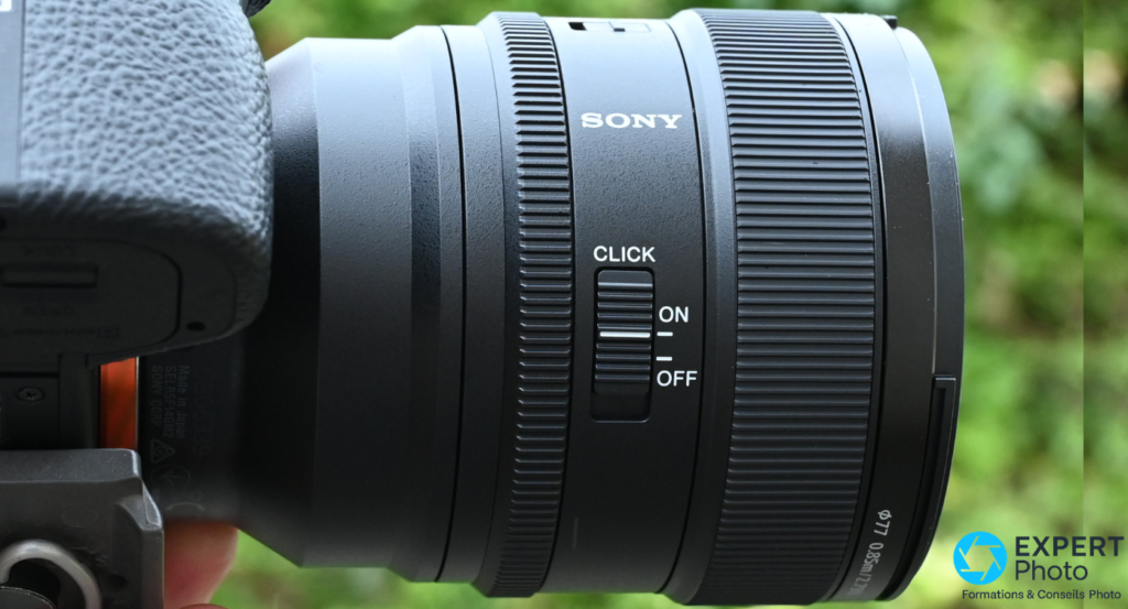 Sony FE 85mm f/1.4 GM II, commande CLICK ON/OFF du diaphragme et SONY sur barillet, monté sur boîtier Sony plein format.