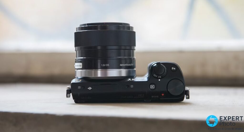 Sony NEX-5R vue dessus-arrière : touche Fn, commutateur ON/OFF, bouton MOVIE rouge, objectif E 35mm f/1.8 OSS visible