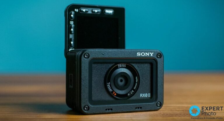 Sony RX0 II noire face avant, écran inclinable relevé, optique Zeiss Tessar T* 4/24, logo SONY et RX0 II lisibles