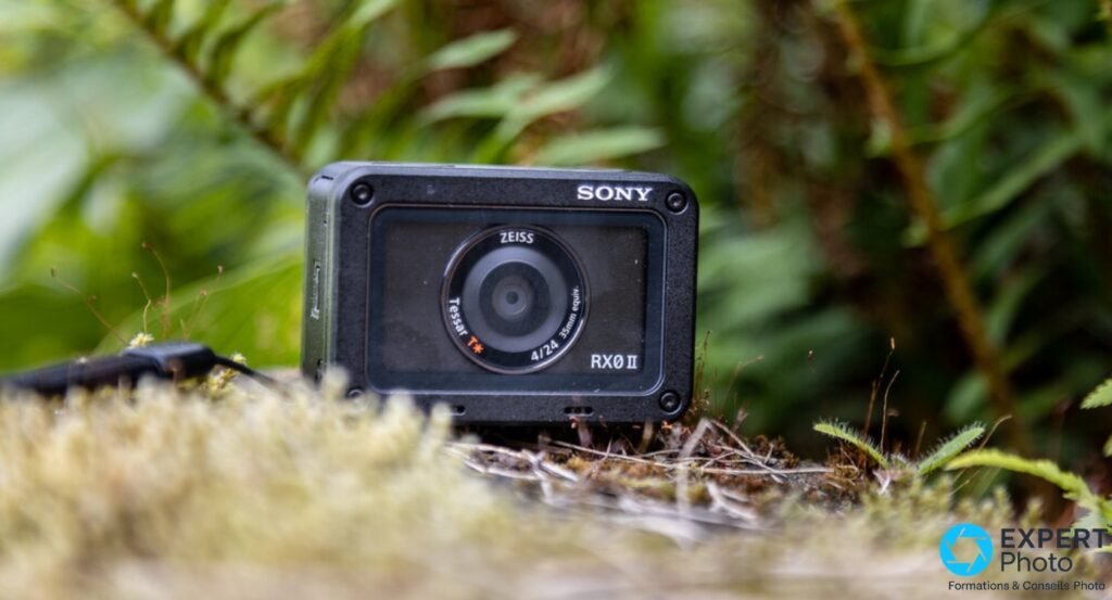 Sony RX0 II noire face avant en contre-plongée, bague Zeiss Tessar T* 4/24 35mm, logo SONY et RX0 II lisibles