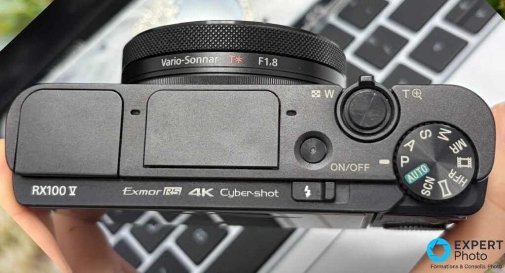 Dessus du Sony RX100 VA avec molette PSAM, bague Vario-Sonnar T* F1,8, marquages Exmor RS 4K et touches ON/OFF et déclencheur 