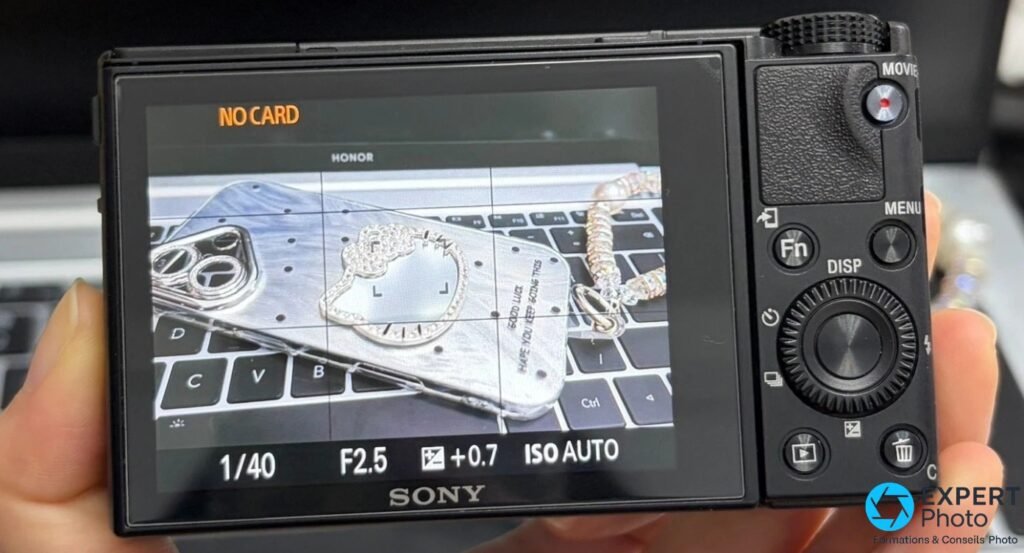  Face arrière du Sony RX100 VA, écran orientable allumé avec données de prise de vue, touches MENU Fn DISP et molette de navigation 