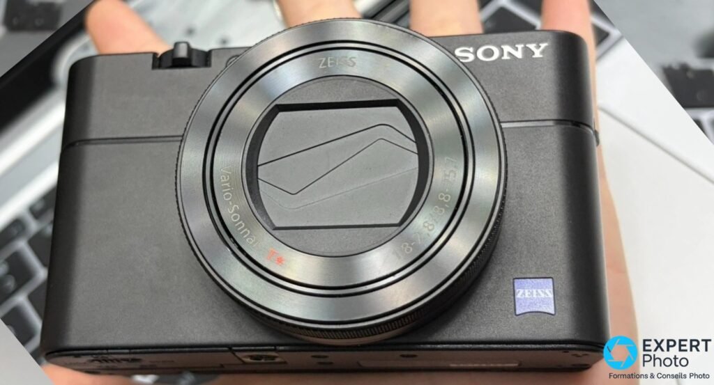 Sony RX100 VA face avant, objectif rétracté, marquages Zeiss Vario-Sonnar T* et logo Sony lisibles sur boîtier noir