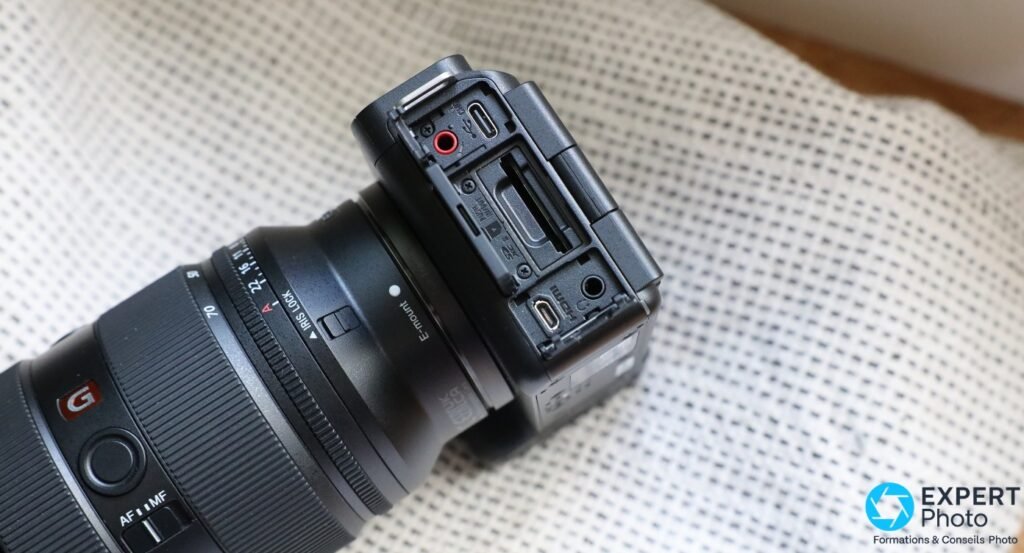 Sony ZV-E1 trappe de connectique ouverte : port USB-C marqué en rouge, slot SD, port micro-HDMI et jack 3,5 mm visibles sur le flanc gauche