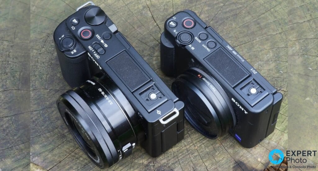  Sony ZV-E10 avec objectif 16-50 mm et Sony ZV-1 à objectif fixe Vario-Sonnar vus de dessus côte à côte