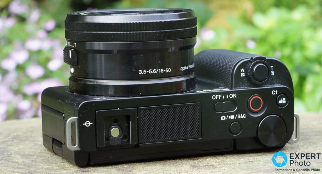 Sony ZV-E10 vue de dessus, objectif E 16-50, bouton enregistrement rouge, sélecteur OFF-ON et mode S&Q visibles